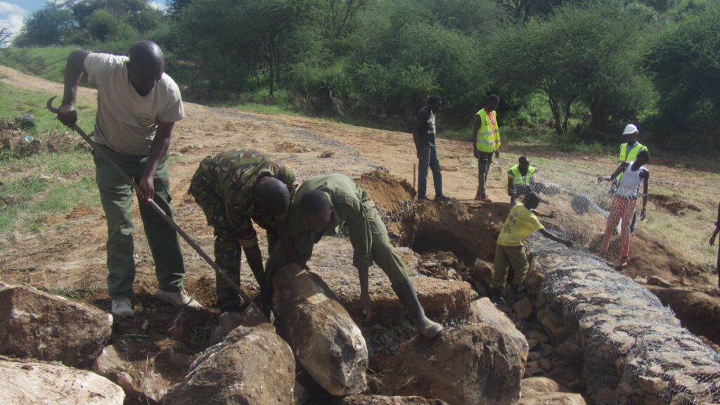 Mpala staff, with the help of neighbours, fixing the road.
